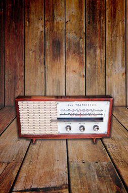 ahşap zemin üzerinde eski radyo