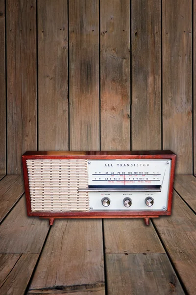 Radio antigua sobre fondo de madera — Foto de Stock