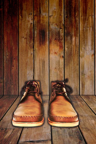 Brązowe buty na tle drewna. — Zdjęcie stockowe