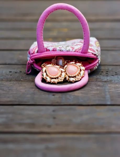 Luxe vrouwen tas op tafel in tuin — Stockfoto