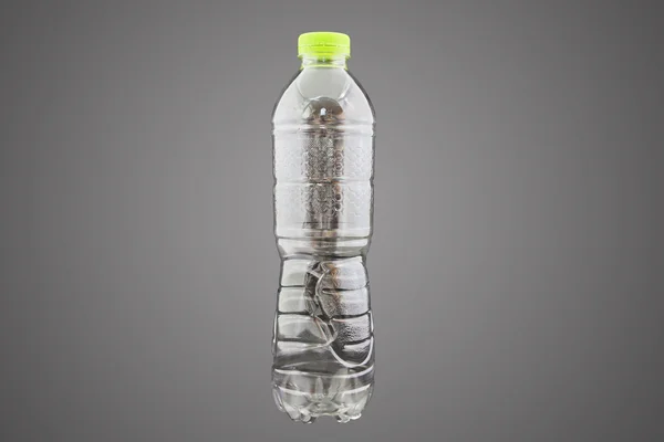 Plastikflasche mit Wasser isoliert mit Pfad — Stockfoto