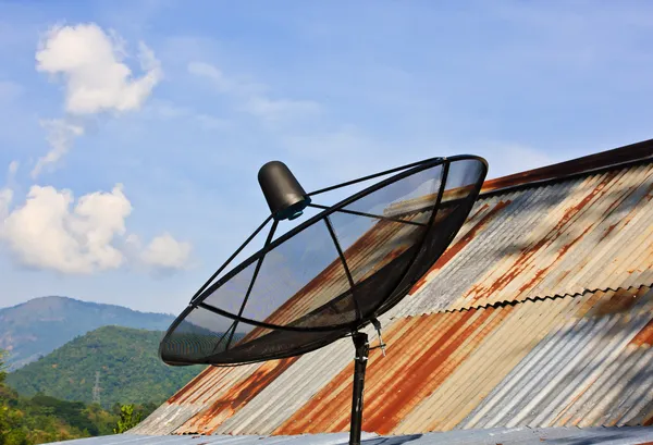 屋根の上に空と衛星料理 — ストック写真