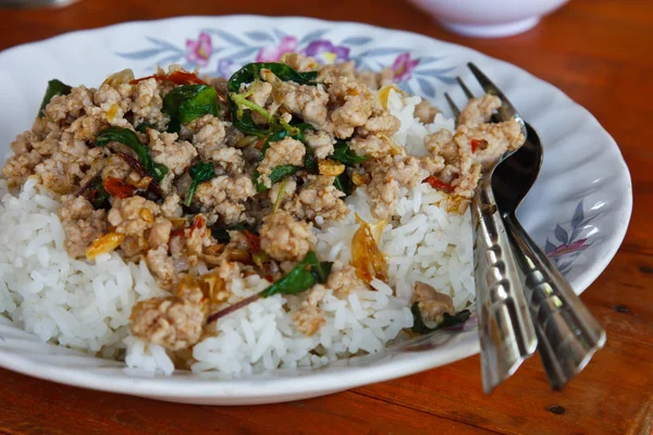 Тайская еда, капао му — стоковое фото