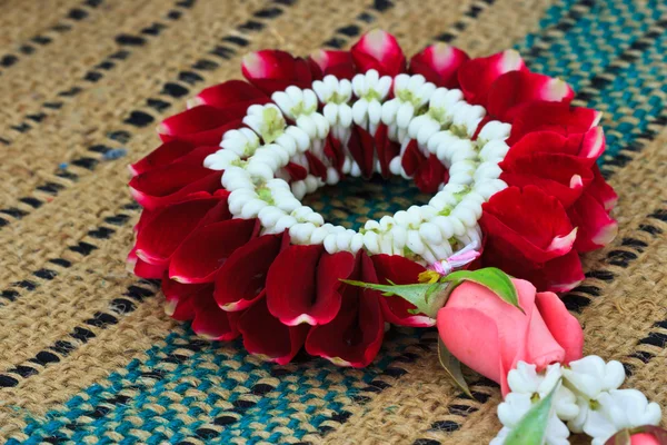 Primer plano de Jasmine Garland con rosa roja — Foto de Stock