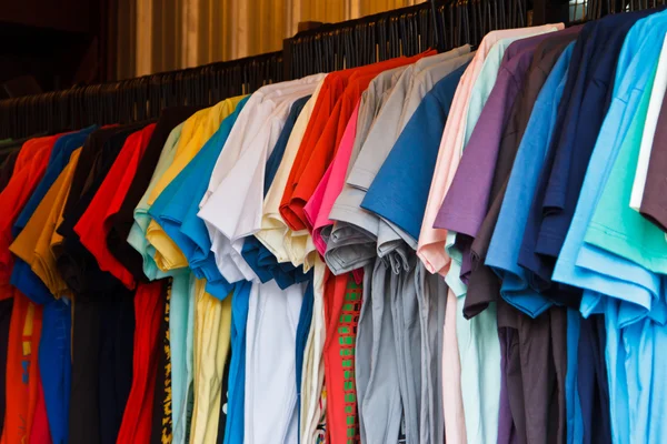 Colores del arco iris. Variedad de camisas casuales en perchas — Foto de Stock