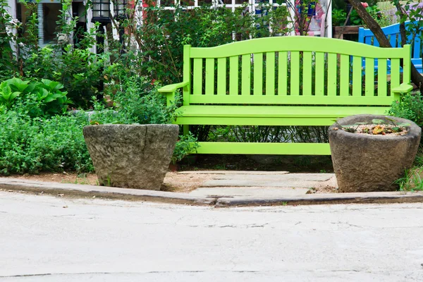Zelené židle ve veřejné zahradě — Stock fotografie