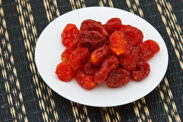 Fruta roja saludable en plato blanco — Foto de Stock