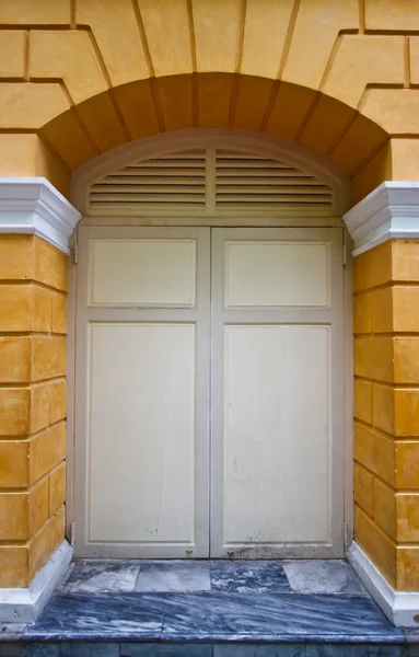 Porta da frente de um tradicional — Fotografia de Stock