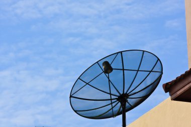 Çatıda gökyüzü olan uydu anteni