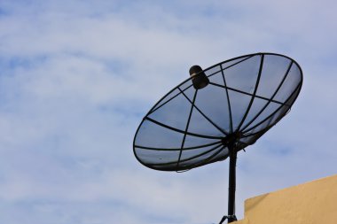 Çatıda gökyüzü olan uydu anteni
