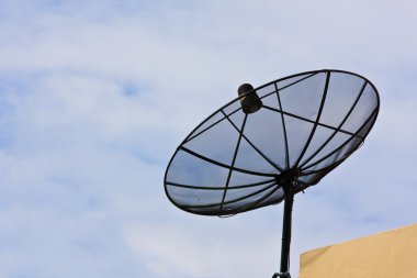 Çatıda gökyüzü olan uydu anteni