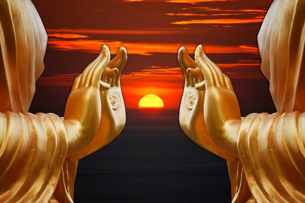 Hand Buddha Statue mit Sonnenuntergang Himmel Hintergrund — Stockfoto