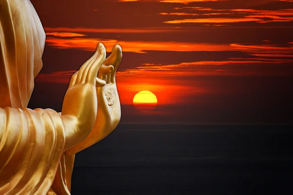 Hand Buddha Statue mit Sonnenuntergang Himmel Hintergrund — Stockfoto