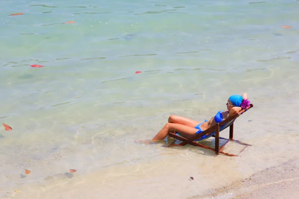 Belle femme endormie sur une chaise de plage au paradis — Photo