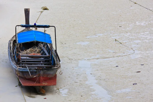 Boat in a sand — Stock Photo, Image