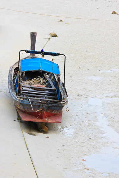 Лодка в песке — стоковое фото