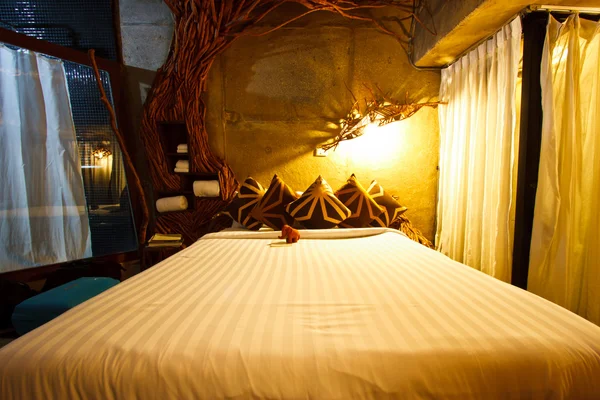 Camera da letto moderna in hotel — Foto Stock