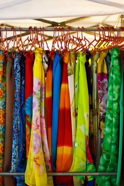 Foto van kleurrijke textiel achtergrond, stapel van heldere gevouwen doek — Stockfoto