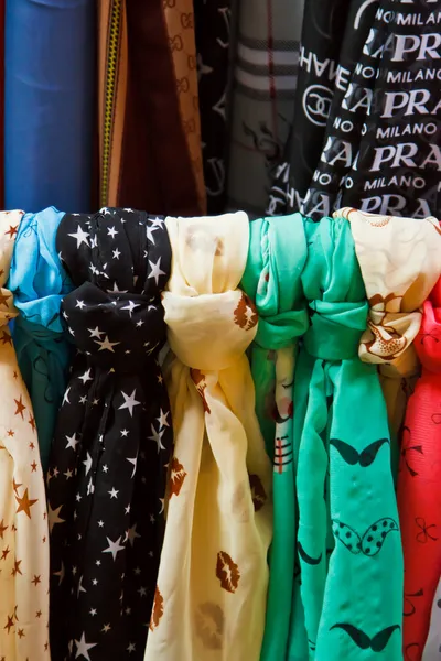 Görüntü renkli Tekstil arka plan, parlak katlanmış bez yığını — Stok fotoğraf