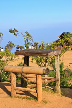 çay plantasyon ile boş ahşap tablo