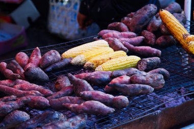 Mor yam, tatlı patates üzerinde metal yakmak.