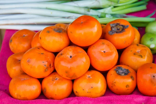 Bando de laranjas de tangerina frescas no mercado — Fotografia de Stock