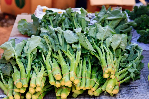 Grünes Gemüse und dunkles Blattwerk als gesundes Ernährungskonzept — Stockfoto