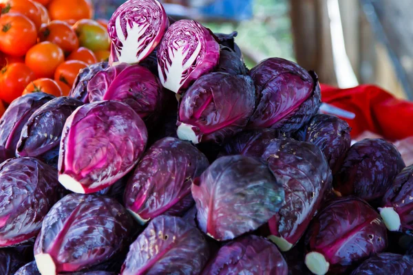 Roodlof hoofden in een openlucht markt — Stockfoto