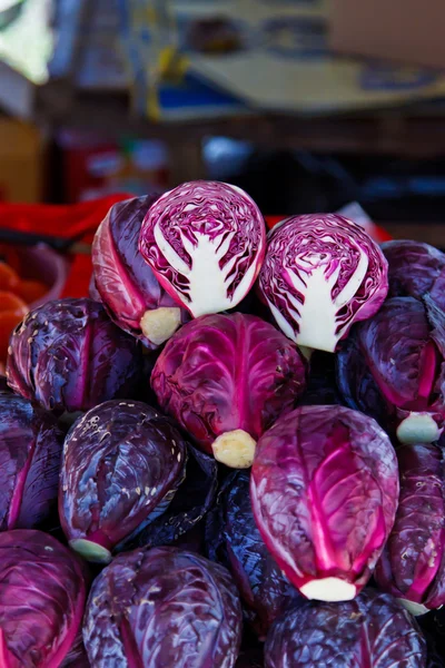 Radicchio heads in an outdoor market — Stock Photo, Image