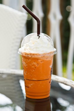 Bahçe masada çay kahve