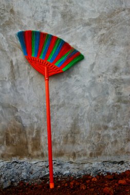 kırmızı mavi yeşil plastik süpürge