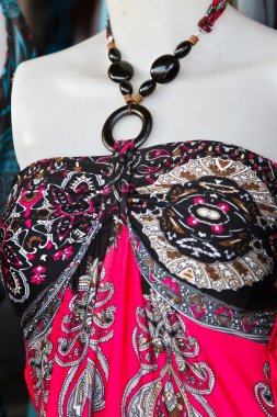 gökkuşağı renkleri. geçici ahşap askı gömlek çeşitli