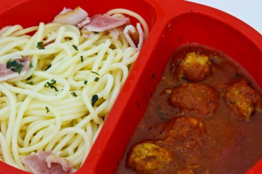 pasta köfte ve maydanoz ile