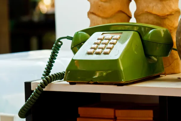 Vintage telefon a régi asztal — Stock Fotó