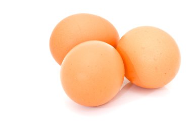 Beyaz arkaplanda üç yumurta izole edilmiş