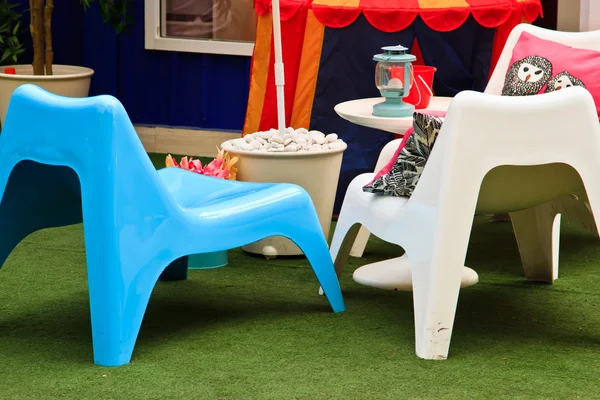 Färgglada gräsmatta stolar på gården — Stockfoto