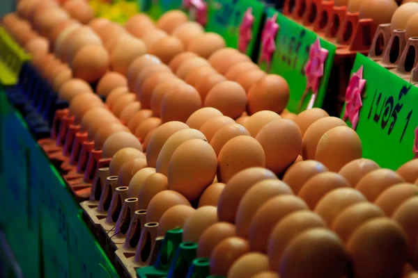 Huevos en la caja de huevos en el mercado — Foto de Stock