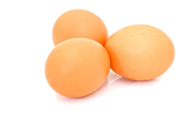 Tres huevos aislados sobre fondo blanco — Foto de Stock