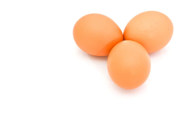 Три яйца изолированы на белом фоне — стоковое фото