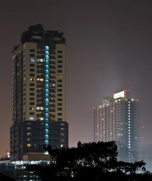 La vue nocturne de la tour en ville — Photo