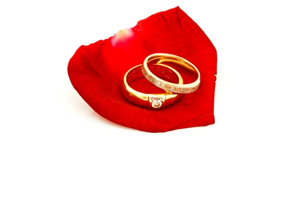 Bela rosa vermelha com anel em um fundo branco — Fotografia de Stock