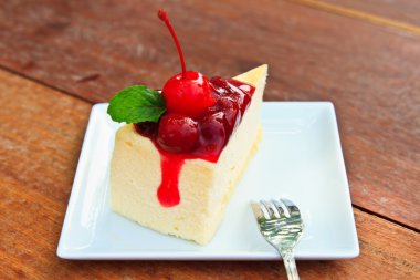 ahşap zemin üzerinde Kupası cheesecake