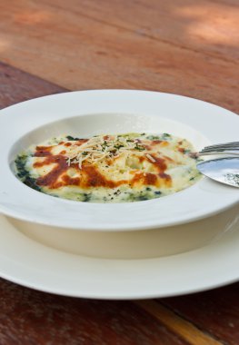 ahşap masa arka plan üzerinde peynir pişmiş ıspanak 