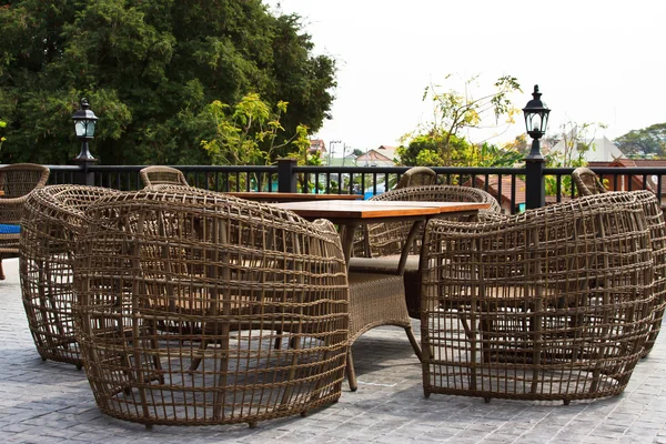 Table avec chaise dans le jardin vert — Photo