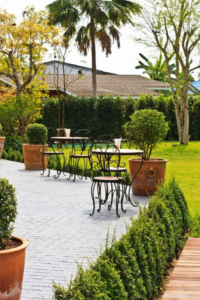 Mesa con silla en el jardín verde —  Fotos de Stock