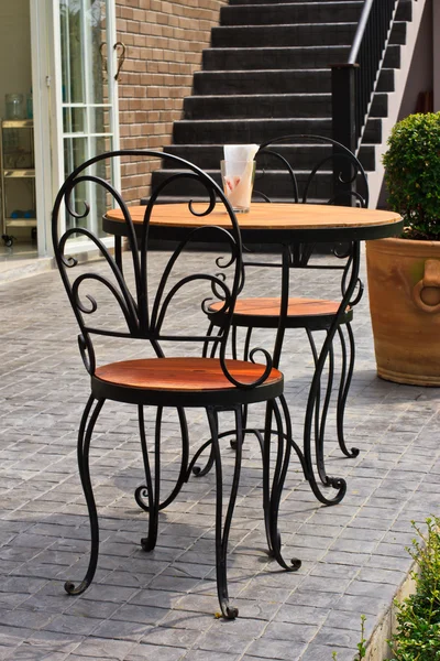 Stůl s židlí v zelené zahradě — Stock fotografie