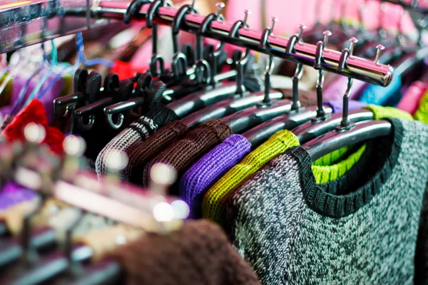 Cores do arco-íris. Variedade de camisas casuais em cabides — Fotografia de Stock