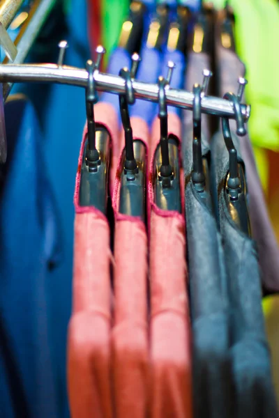 Cores do arco-íris. Variedade de camisas casuais em cabides — Fotografia de Stock