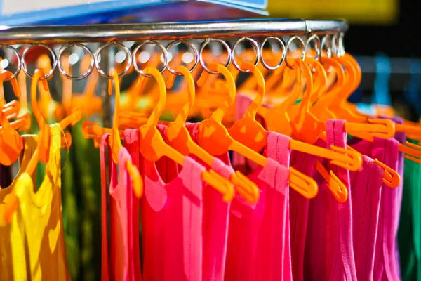 Cores do arco-íris. Variedade de camisas casuais em cabides — Fotografia de Stock