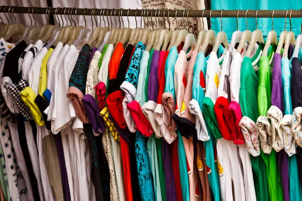 Cores do arco-íris. Variedade de camisas casuais em cabides — Fotografia de Stock